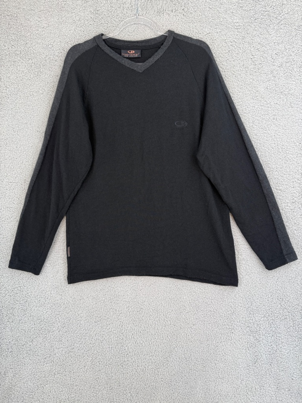 Icebreaker Men's Large long sleeve v-neck new zealand merino wool sweater Black
